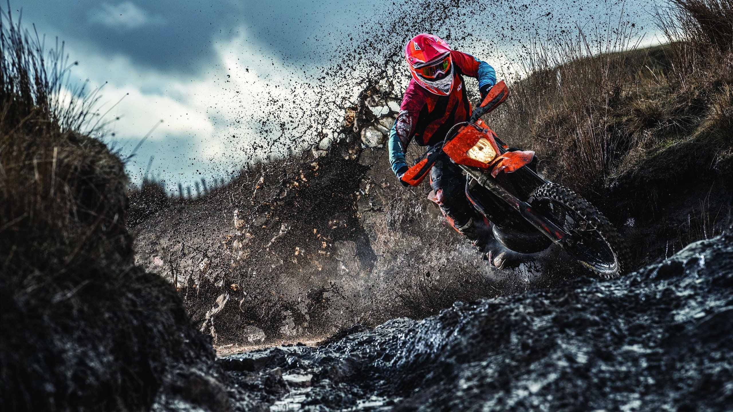 “极限越野:泥泞、冰雪、沙尘的终极挑战”,泥泞和冰雪侧滑