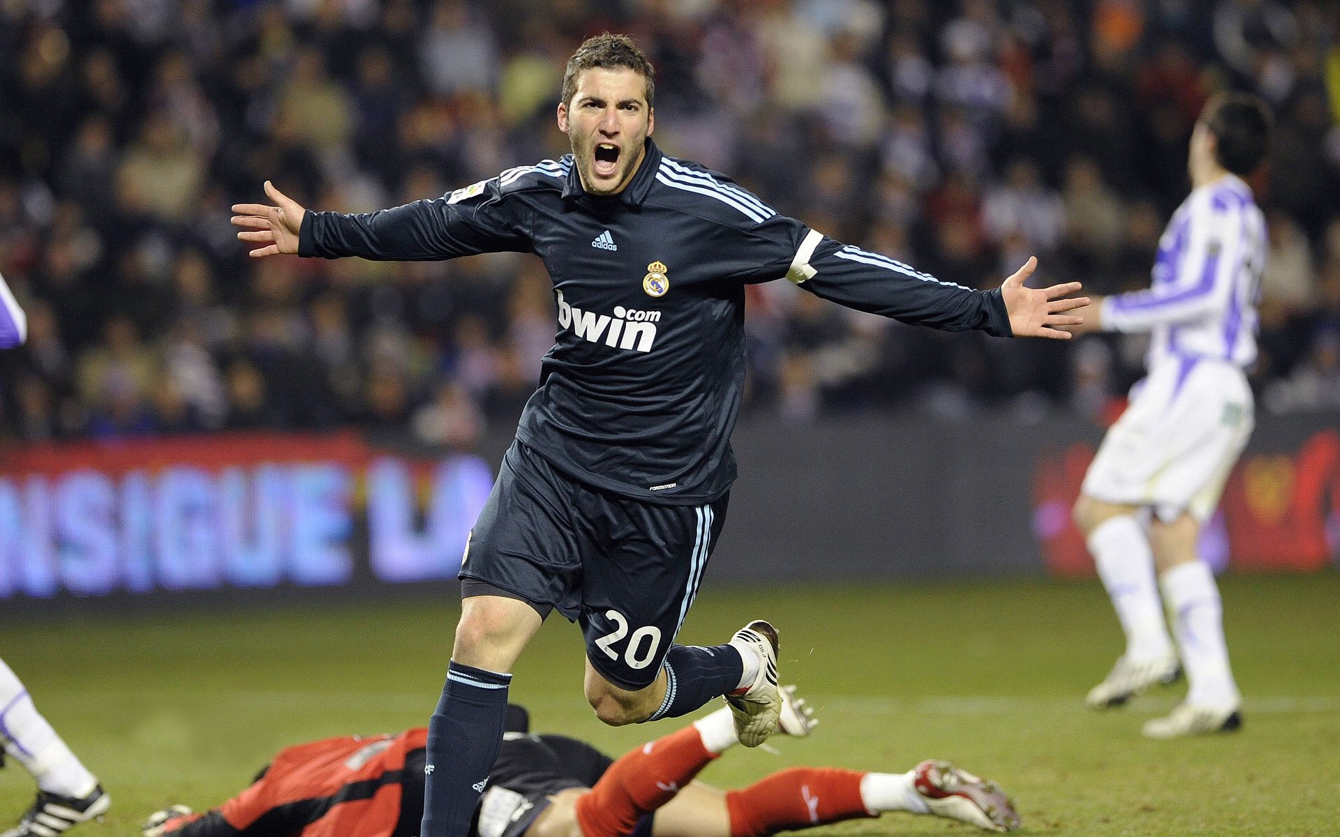 “豪车极速：性能与美学的极致表现”，豪车欣赏